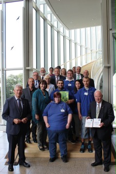 Die Umweltassistenten tragen blaue T-Shirts und erhalten den Deutschen Waldpädagogikpreis im Foyer des Landtages von NRW.