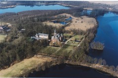 Luftaufnahme eines Schlosses und Seen in der Umgebung